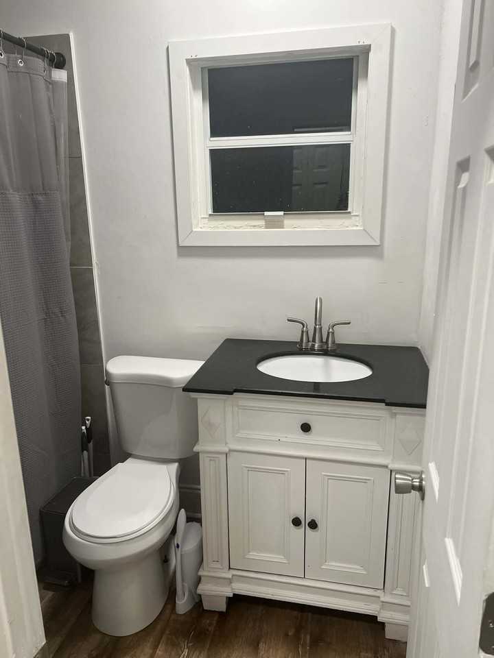 516 Northeast 4th Street - Photo 3 of 5