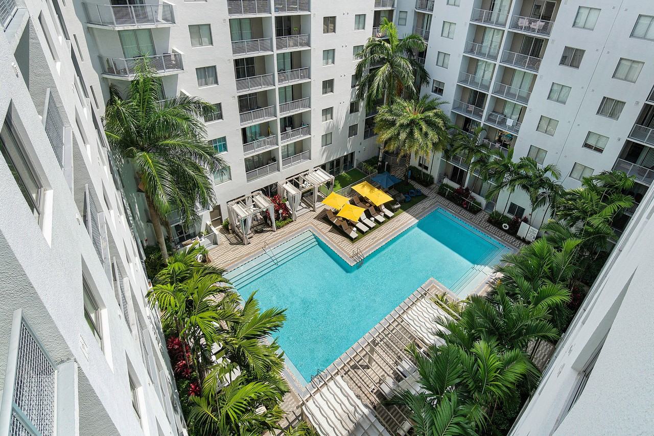 Pearl Dadeland - Photo 2 of 50