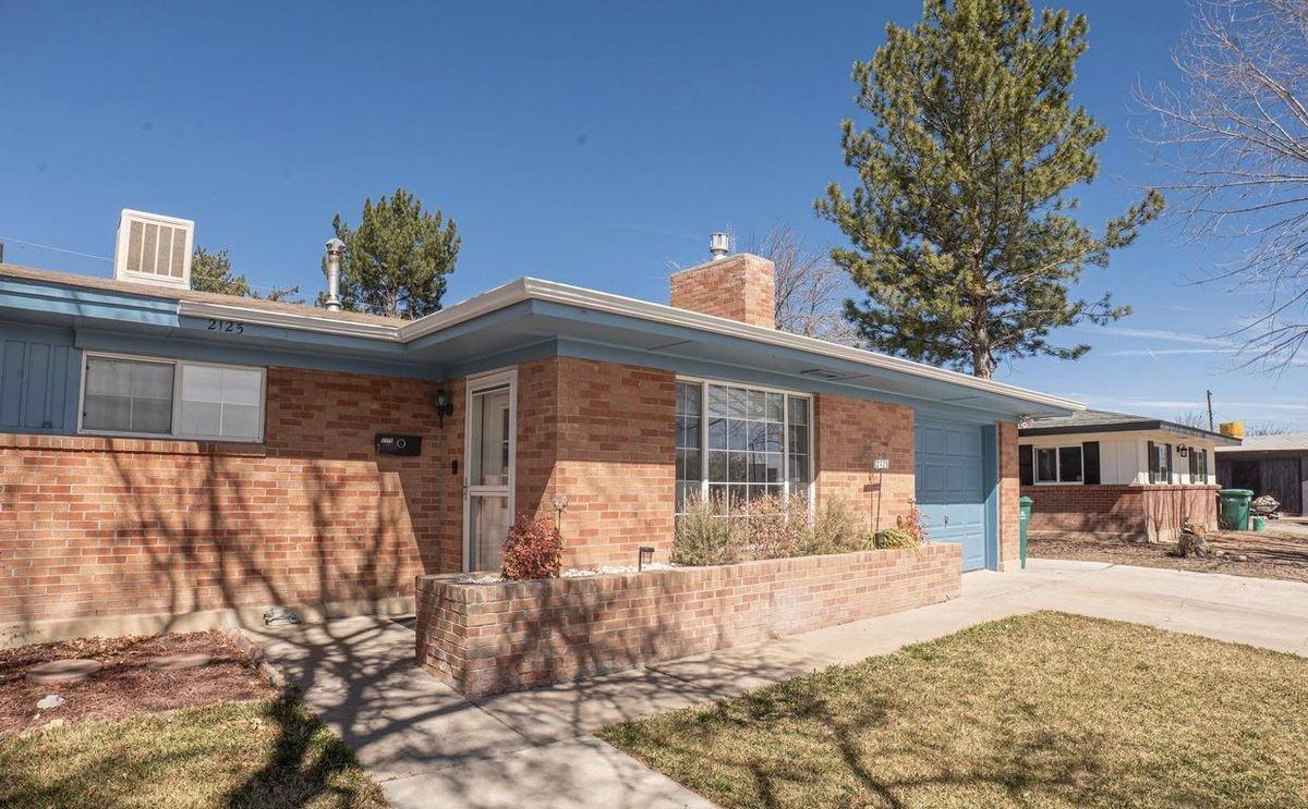 2125 Summit Dr - Photo 2 of 15