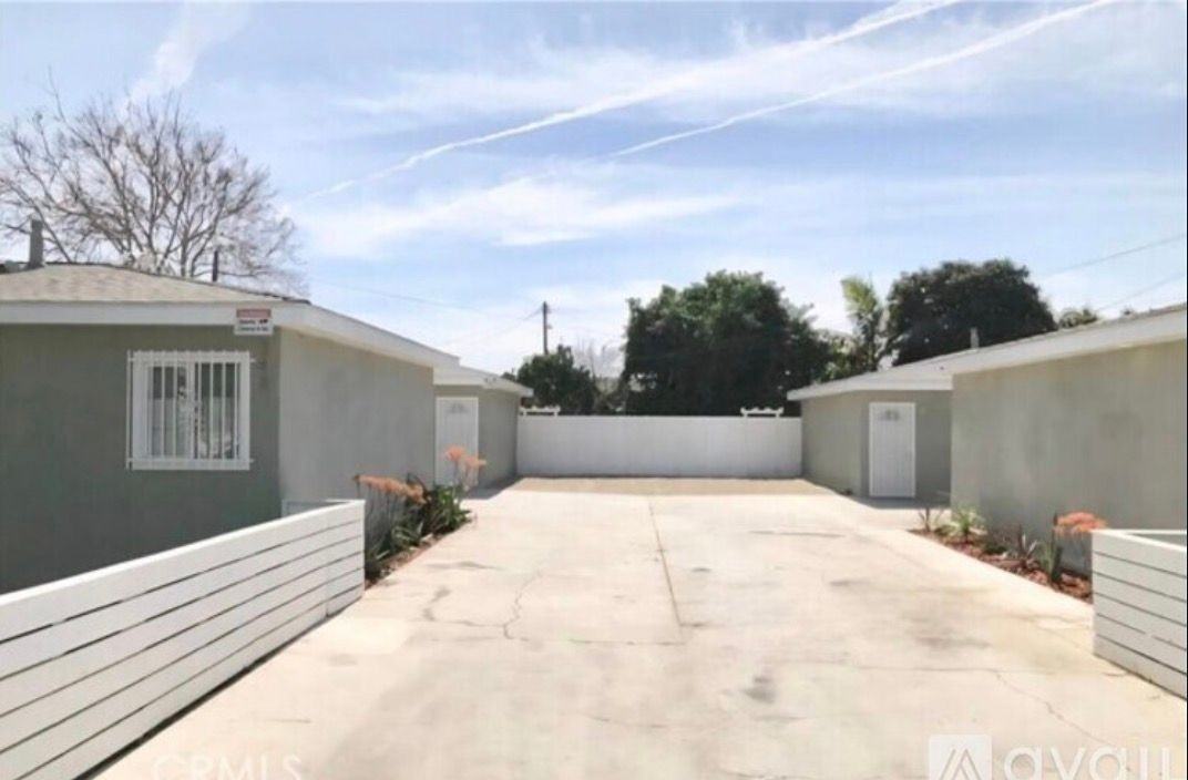 348 W Peach St - Photo 2 of 3