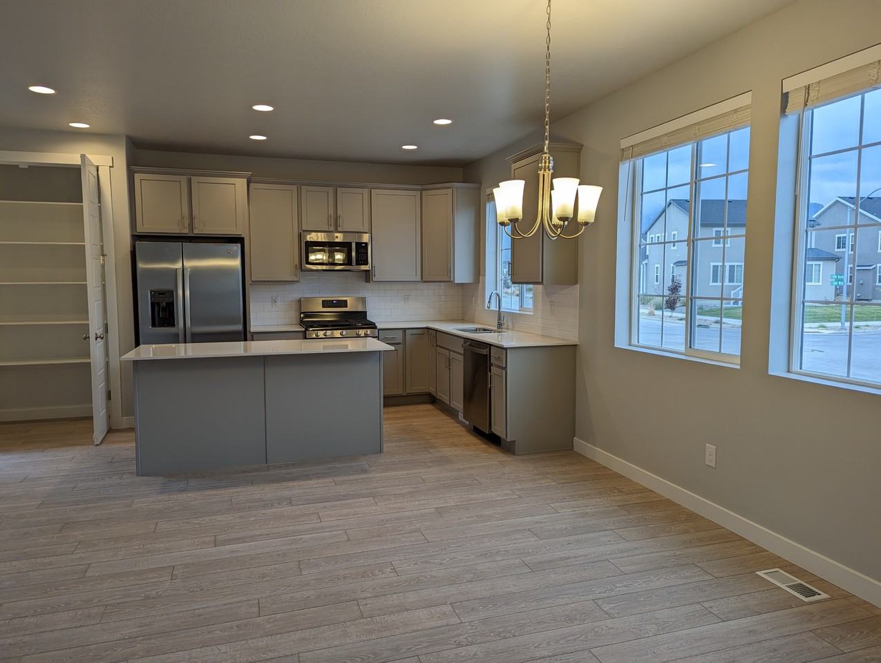 1407 N 3500 W - Photo 4 of 36