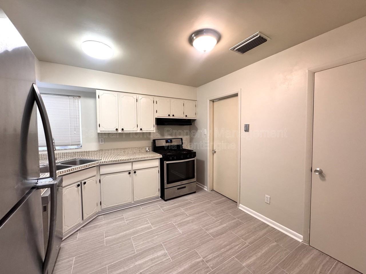 1074 Gerona Ave - Photo 4 of 21