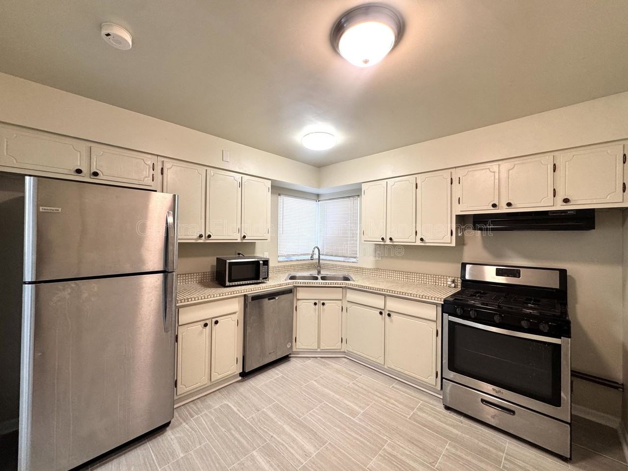1074 Gerona Ave - Photo 5 of 21