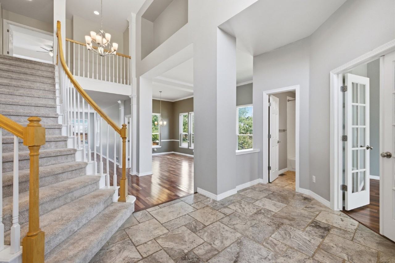 10505 White Pine Dr - Photo 3 of 40