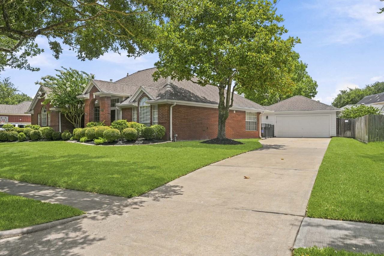 1735 Berkoff Dr - Photo 2 of 21