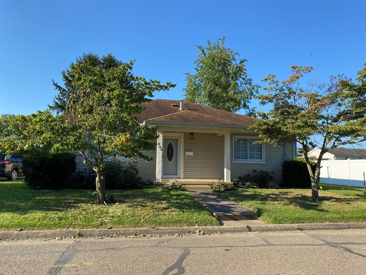 204 E 5th St - Photo 2 of 10