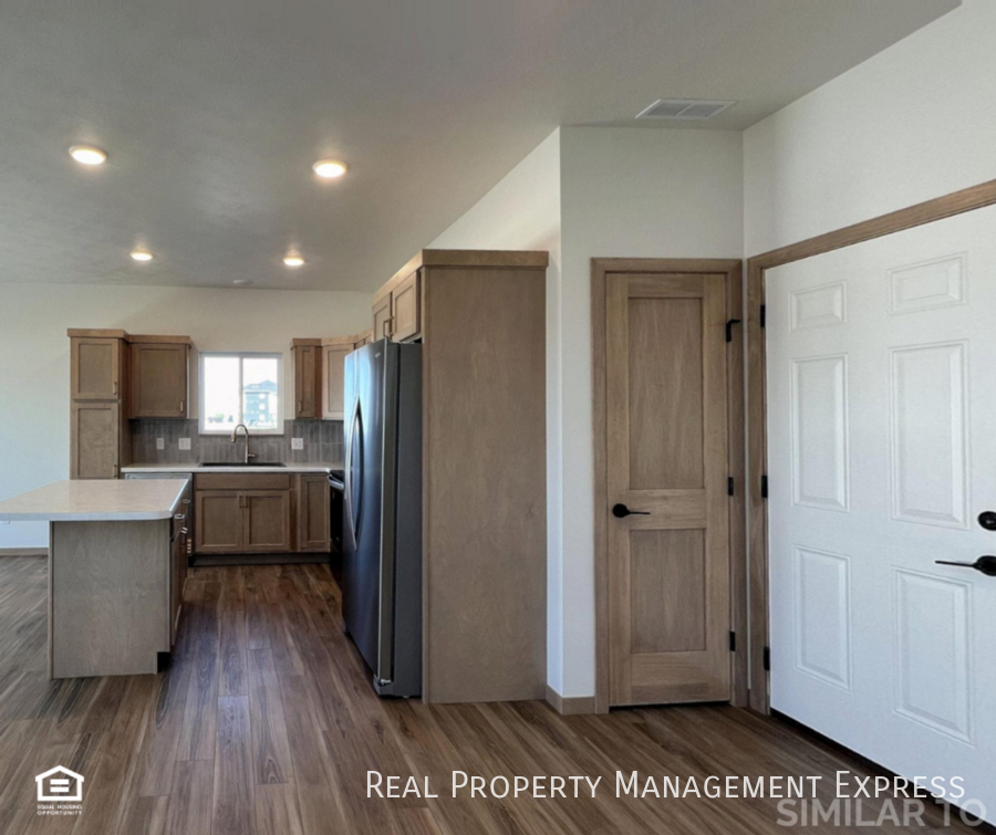 9006 W Jerald Pl - Photo 4 of 23