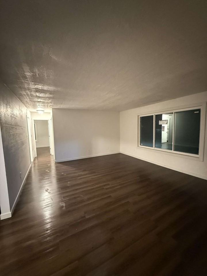 1048 Langley Rd - Photo 3 of 8
