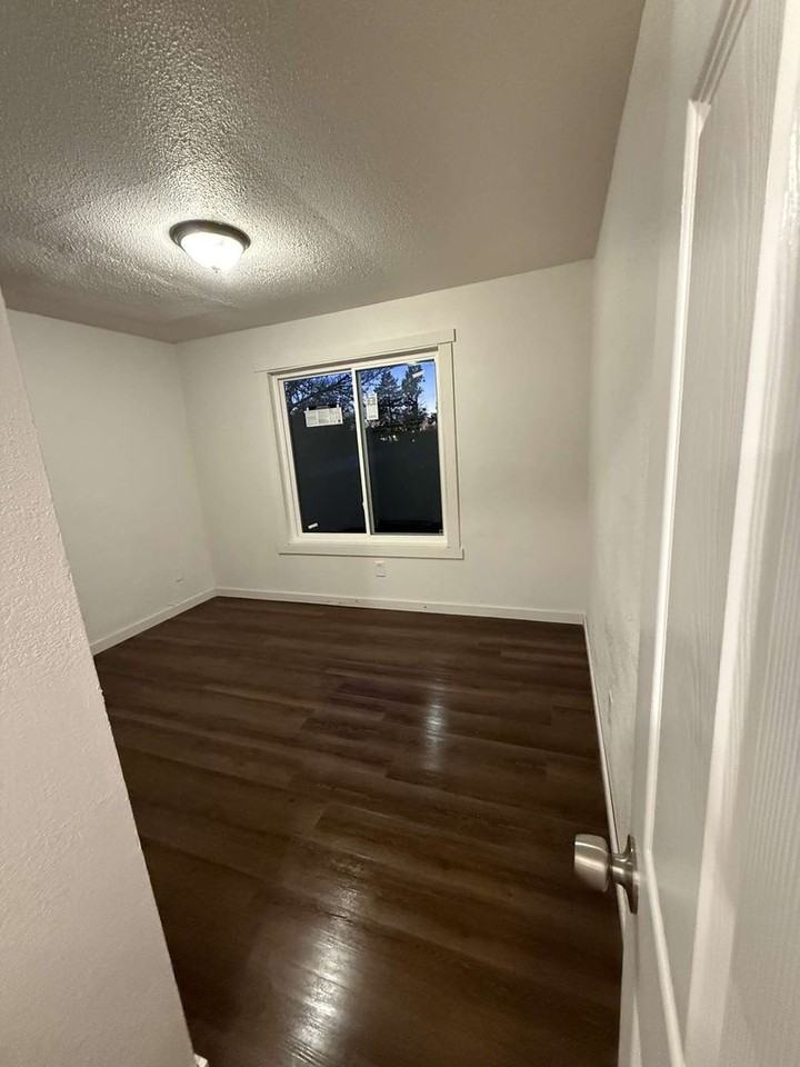 1048 Langley Rd - Photo 5 of 8