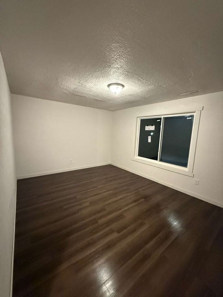 1048 Langley Rd - Photo 7 of 8