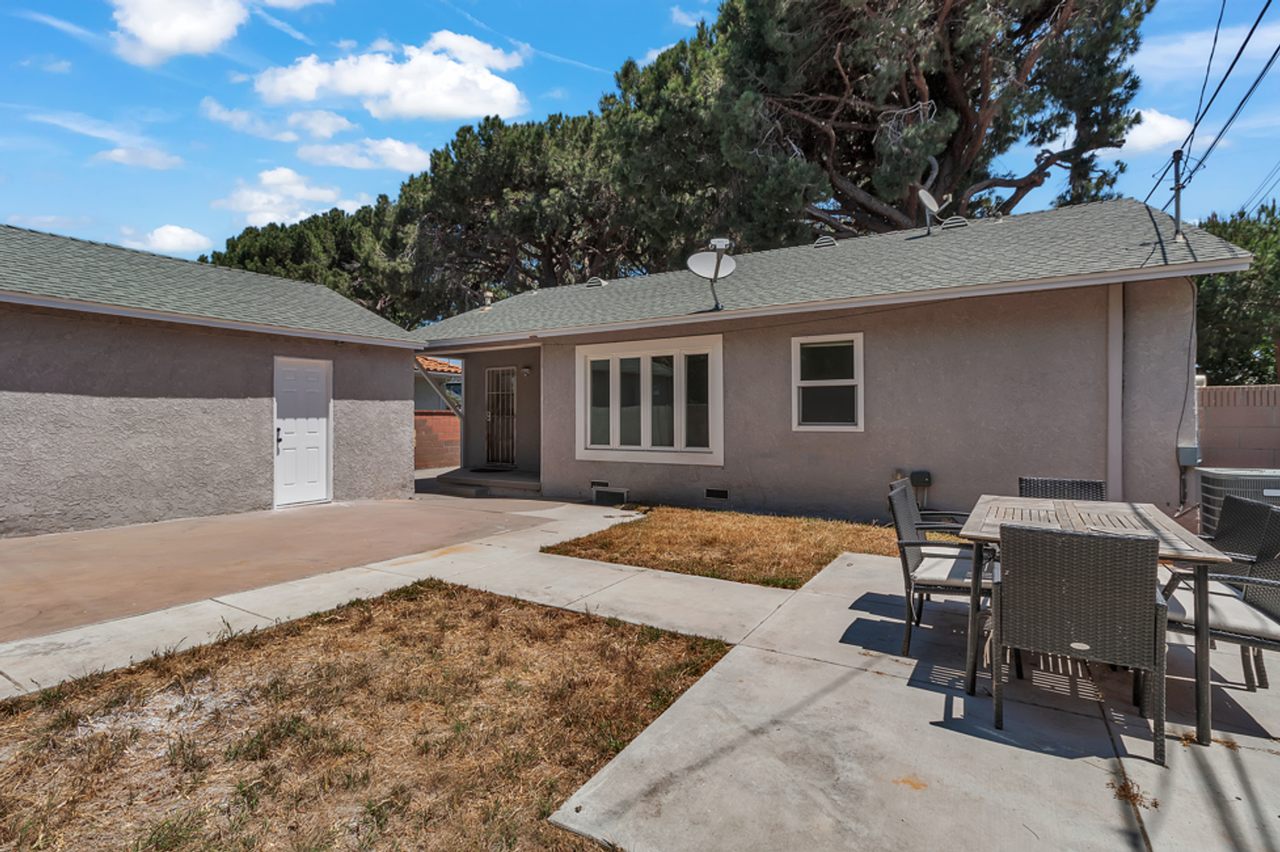1833 Lees Ave - Photo 2 of 23