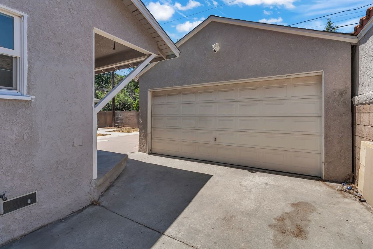1833 Lees Ave - Photo 3 of 23