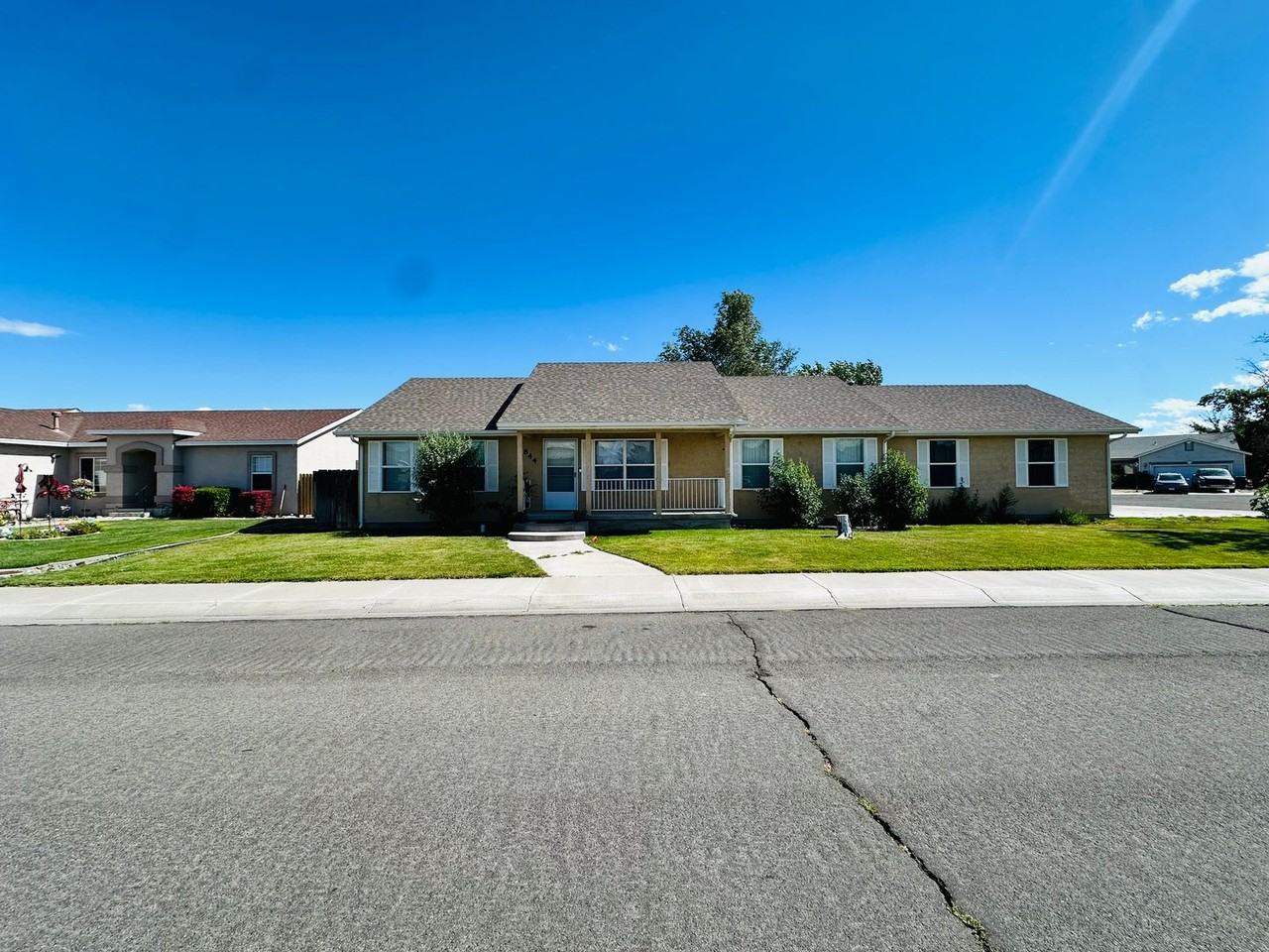 844 Woodhaven Dr - Photo 3 of 27