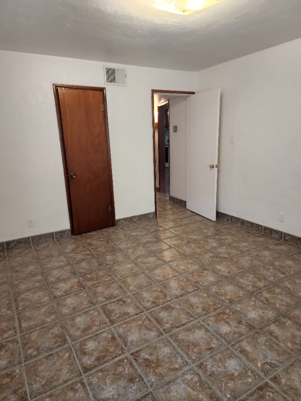2525 N Edith Blvd - Photo 5 of 17
