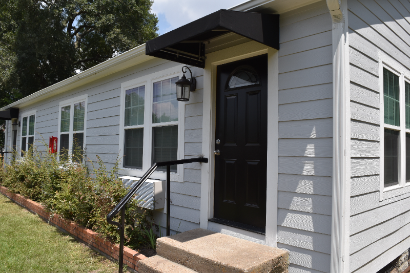 1517 W 12th St - Photo 2 of 16