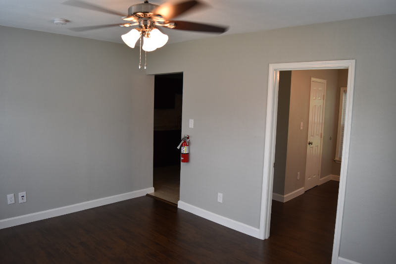 1517 W 12th St - Photo 4 of 16