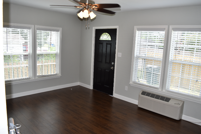 1517 W 12th St - Photo 5 of 16