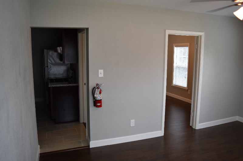 1517 W 12th St - Photo 6 of 16
