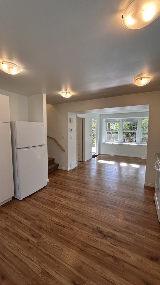 SF227 | 1 Month Free – 4 Bed, 2.5 Bath Main Floor Home – Lauderdale - Photo 3 of 29