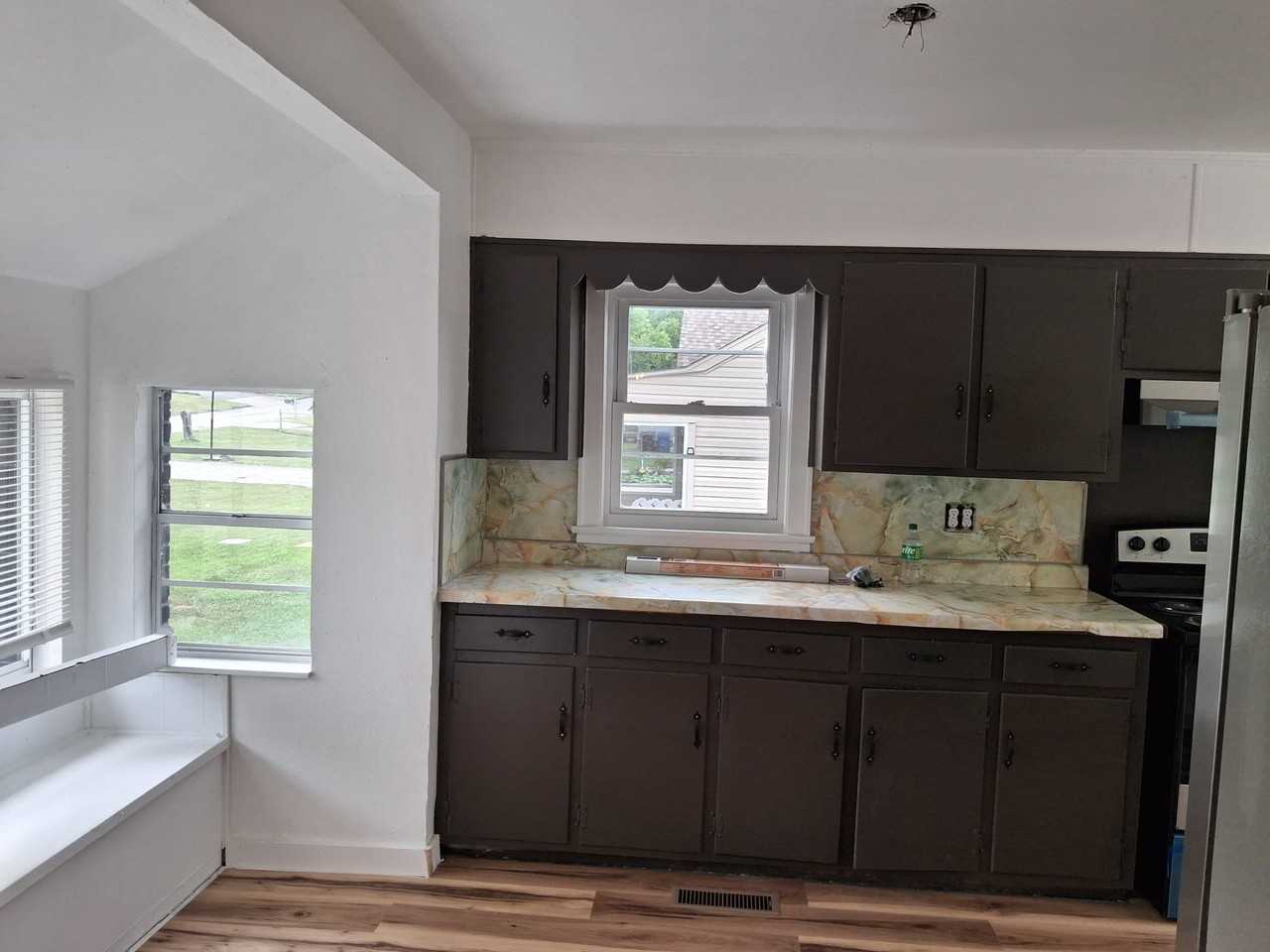 200 Hemlock St - Photo 2 of 14
