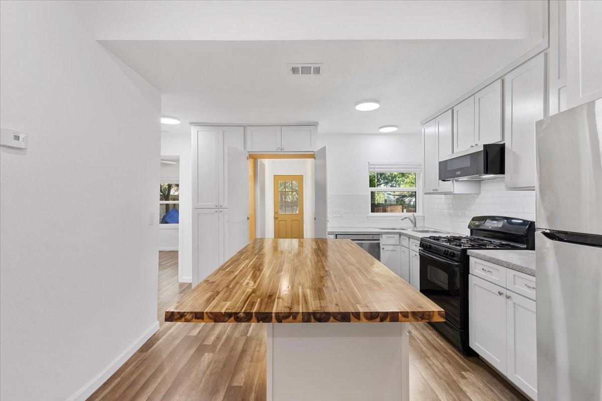 1215 E 12th St - Photo 5 of 13