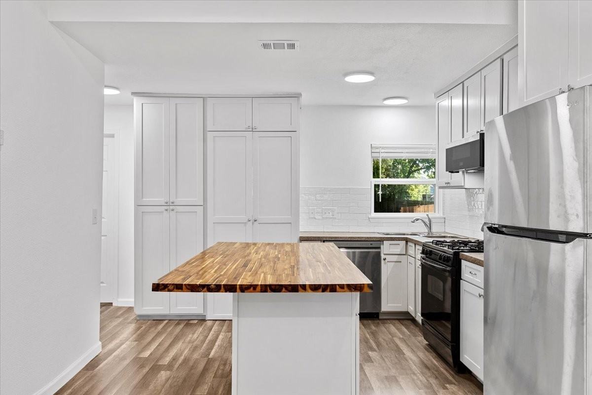 1215 E 12th St - Photo 6 of 13