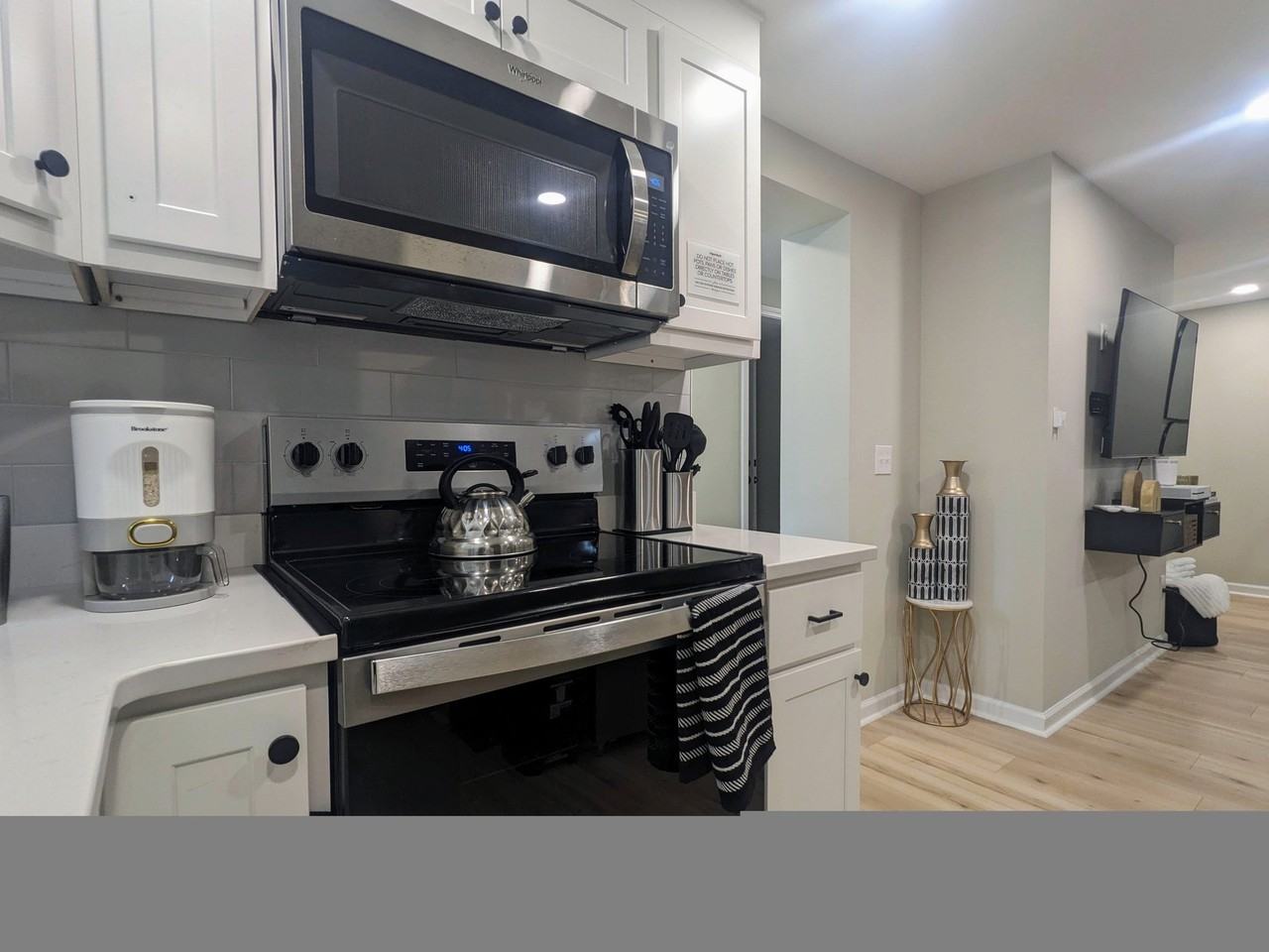 909 E Lenoir St #B - Photo 6 of 29