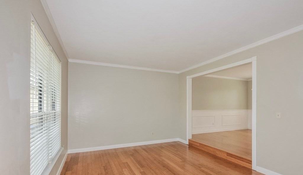 125 Royallsprings Pkwy - Photo 2 of 11