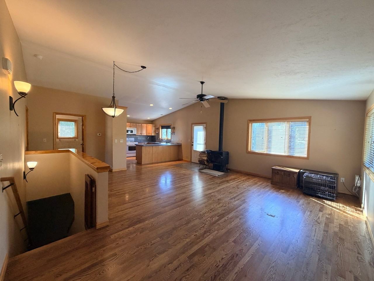 703 W Summit St - Photo 3 of 18