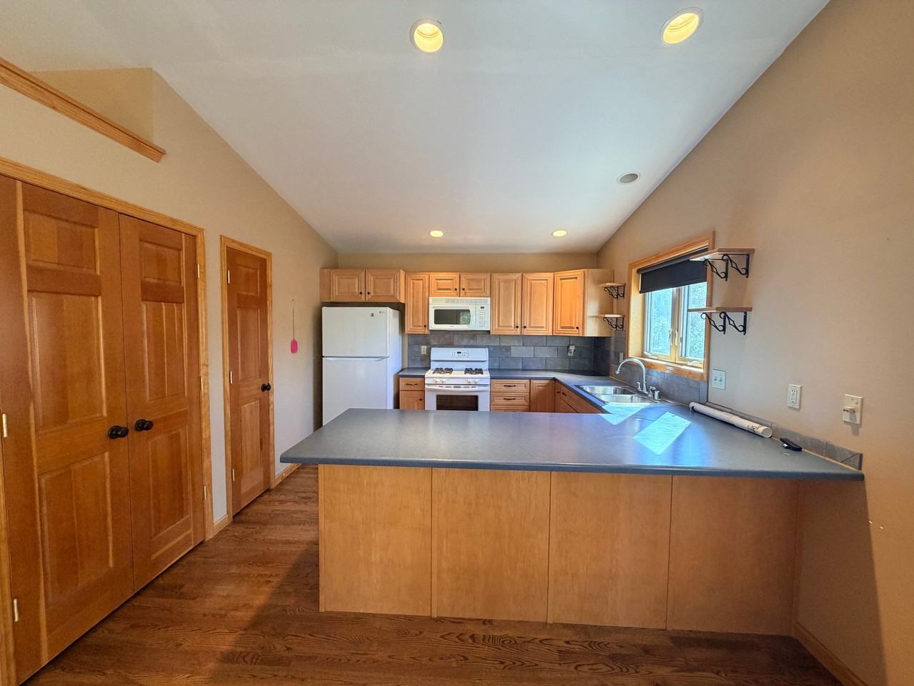 703 W Summit St - Photo 4 of 18