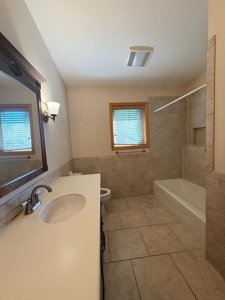 703 W Summit St - Photo 5 of 18