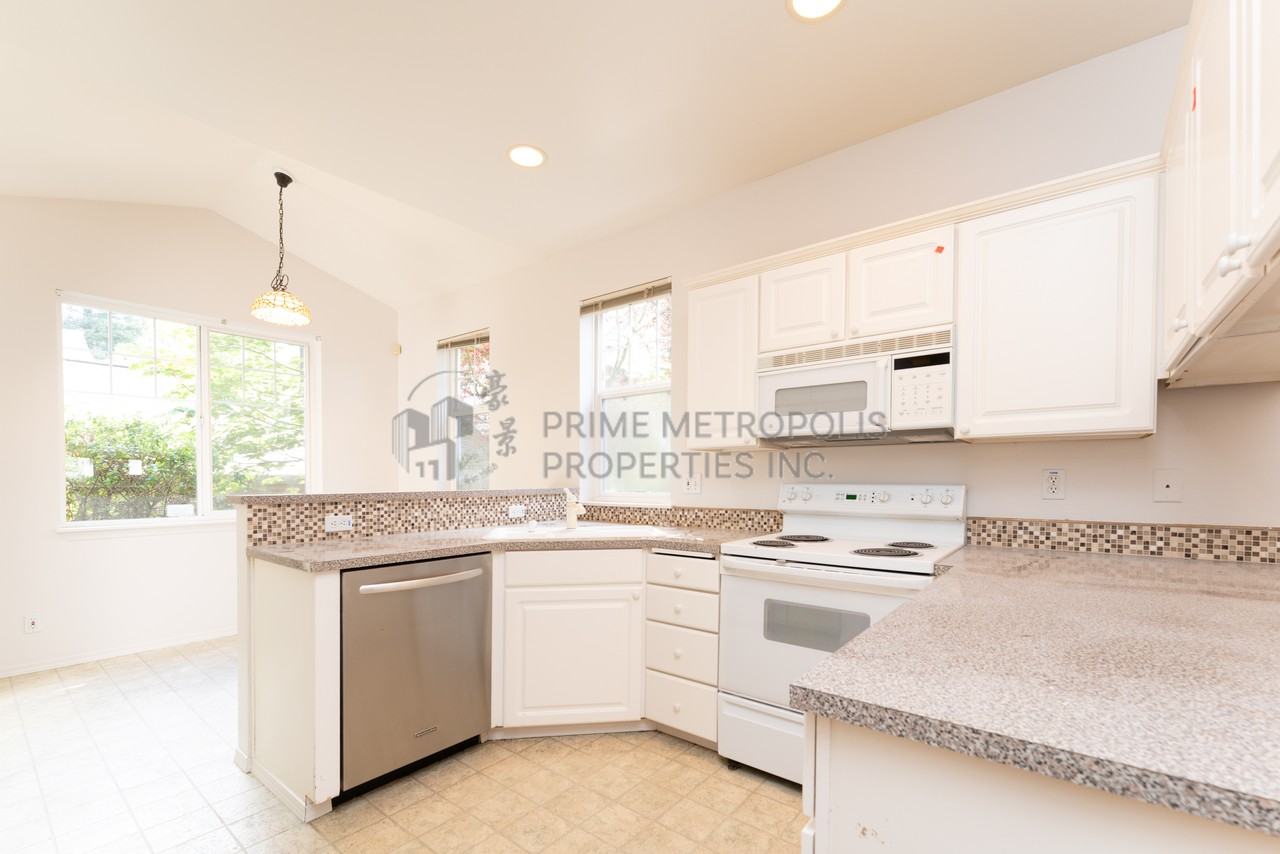 9808 NE 130rd Pl Kirkland WA 98034 - 1 #1 - Photo 7 of 36