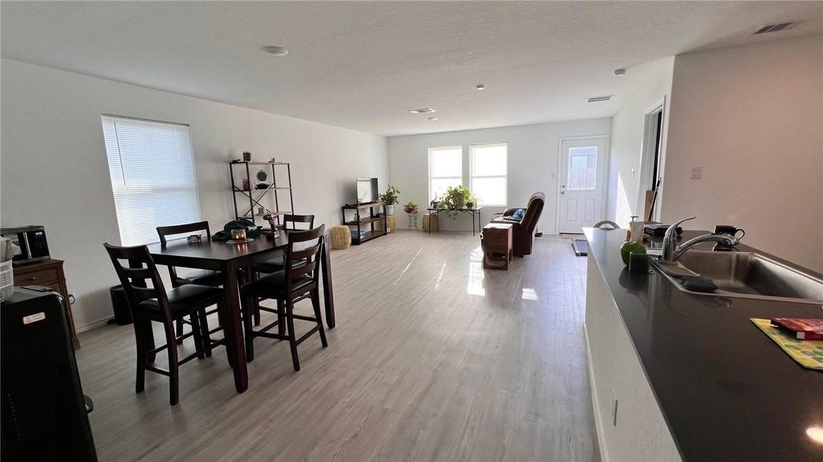 2722 Winterfell St - Photo 4 of 21