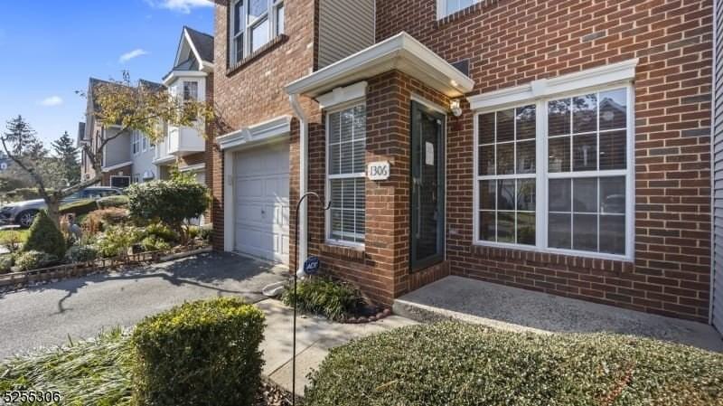 1306 Stech Dr - Photo 4 of 39