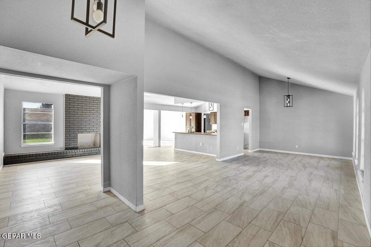 3709 Roslyn Dr - Photo 3 of 31