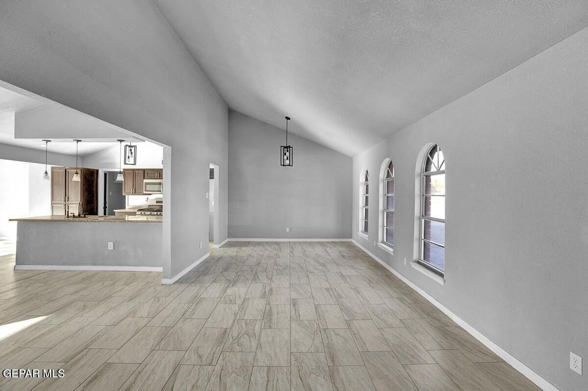 3709 Roslyn Dr - Photo 4 of 31