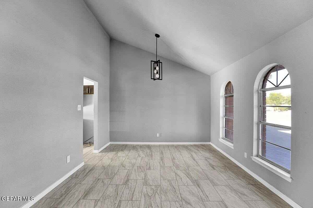 3709 Roslyn Dr - Photo 5 of 31