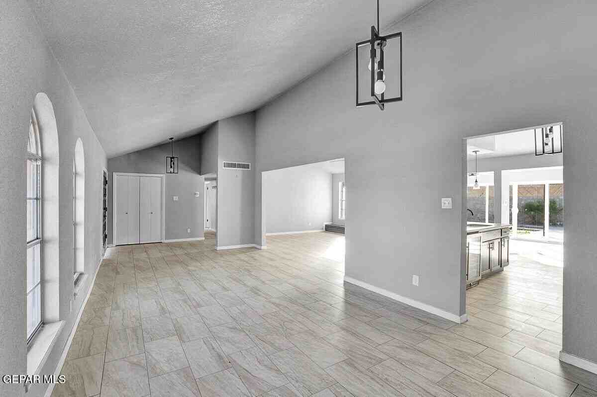 3709 Roslyn Dr - Photo 6 of 31