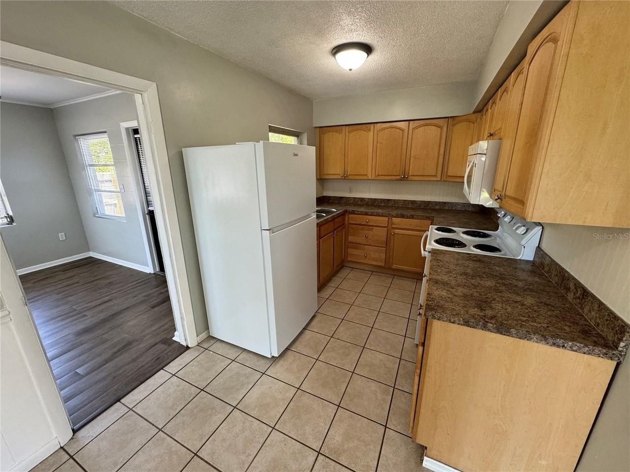 460 Mount Vernon Ct - Photo 4 of 14