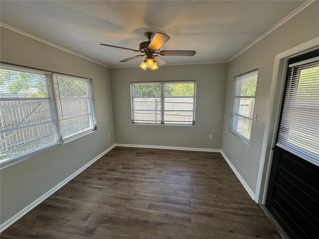 460 Mount Vernon Ct - Photo 7 of 14