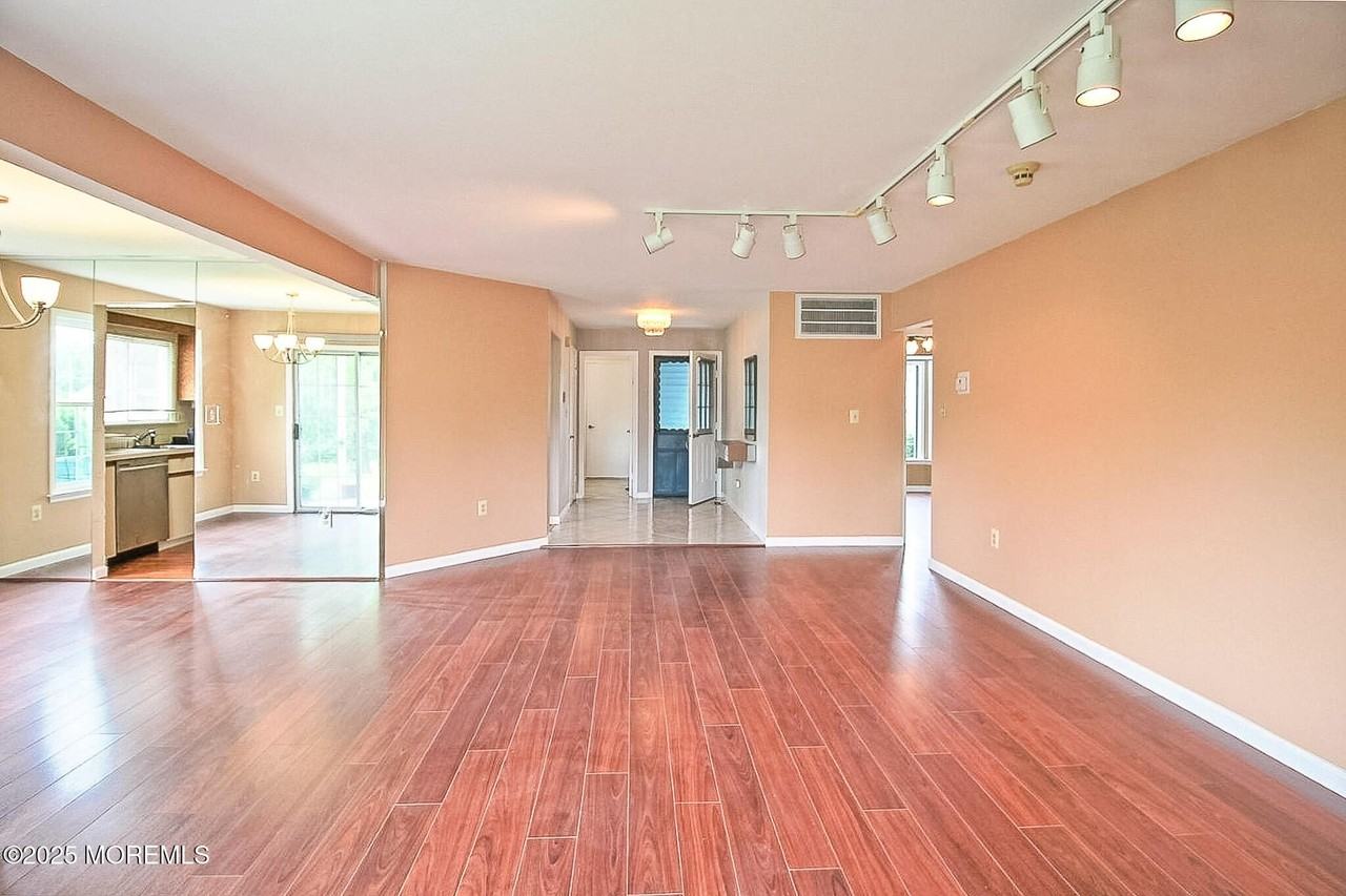 2A Bristol Ct - Photo 5 of 25