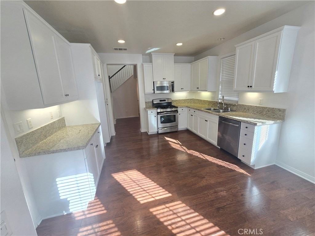 230 W Sparkleberry Ave - Photo 6 of 26