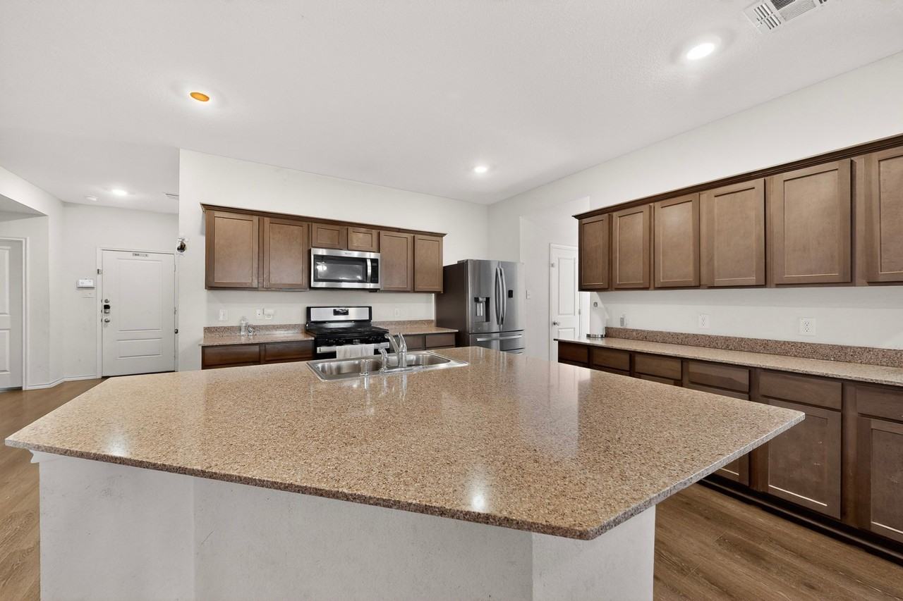 1114 Emerald Gate Dr - Photo 3 of 39