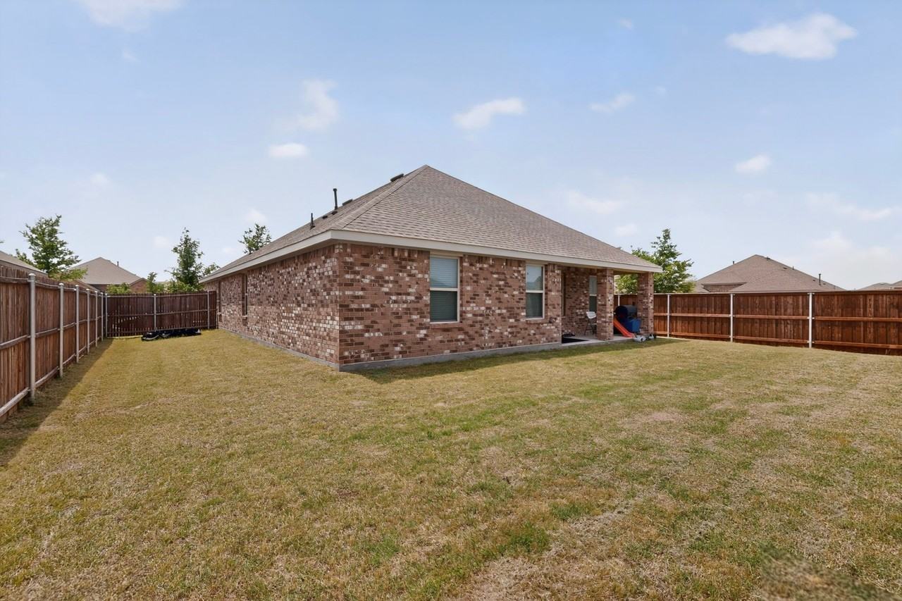 1114 Emerald Gate Dr - Photo 4 of 39