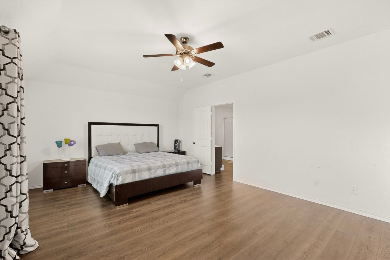 1114 Emerald Gate Dr - Photo 5 of 39