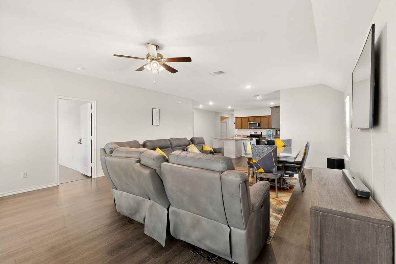 1114 Emerald Gate Dr - Photo 7 of 39
