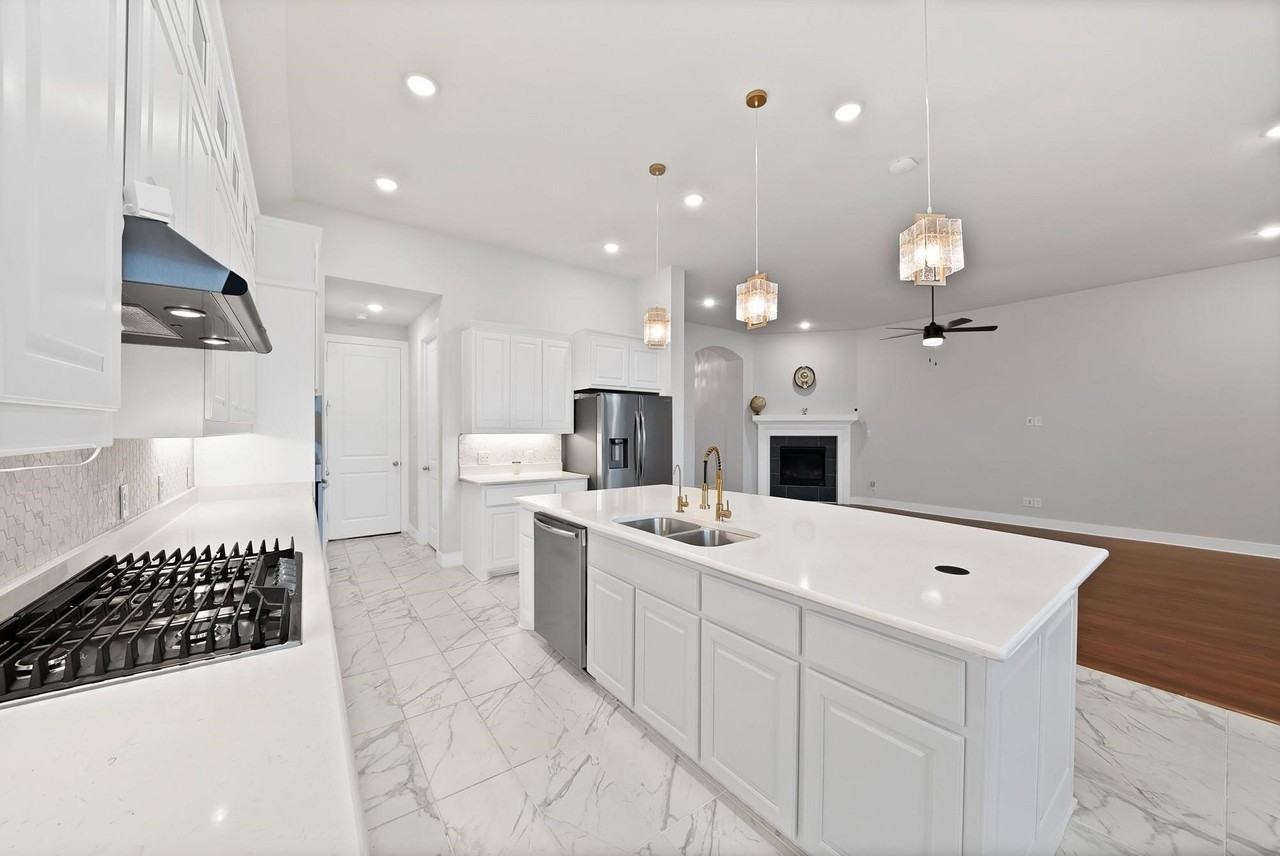 1927 Holly Oak Way - Photo 3 of 37