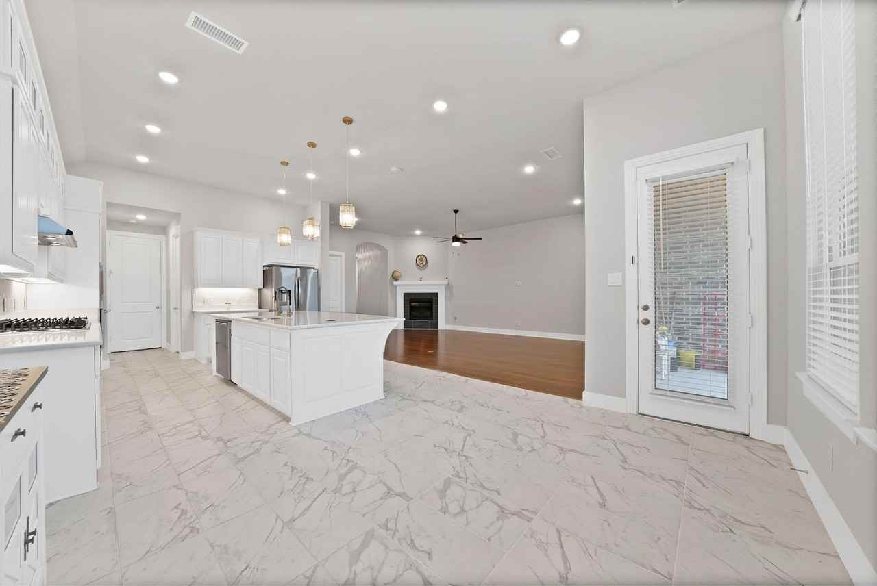 1927 Holly Oak Way - Photo 6 of 37