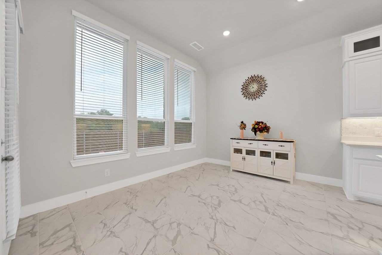 1927 Holly Oak Way - Photo 7 of 37