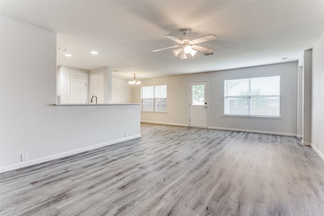 10405 Nettie St - Photo 3 of 16